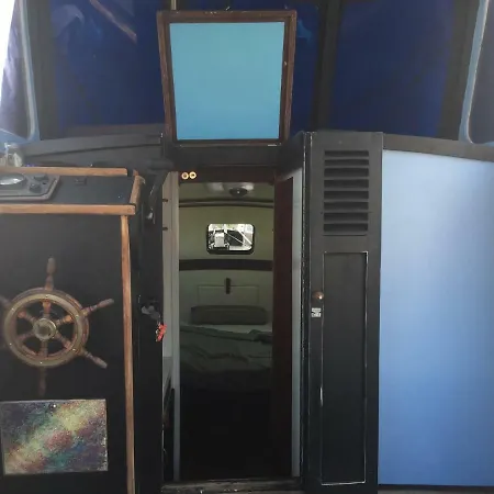 Irene House Boat ספינת מלון *