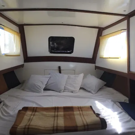 Irene House Boat ספינת מלון *